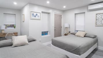 3 slaapkamers, een bureau, een strijkplank/strijkijzer, reisbedje