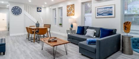 Una televisión, una chimenea