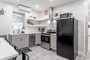 Geladeira, micro-ondas, fogão, cooktop