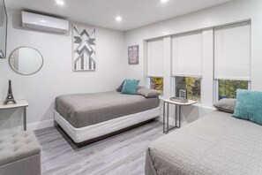 3 dormitorios, escritorio, tabla de planchar con plancha y cuna de viaje