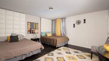 4 habitaciones, escritorio y tabla de planchar con plancha