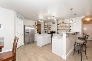 Refrigerador, microondas, horno y parrilla de estufa 