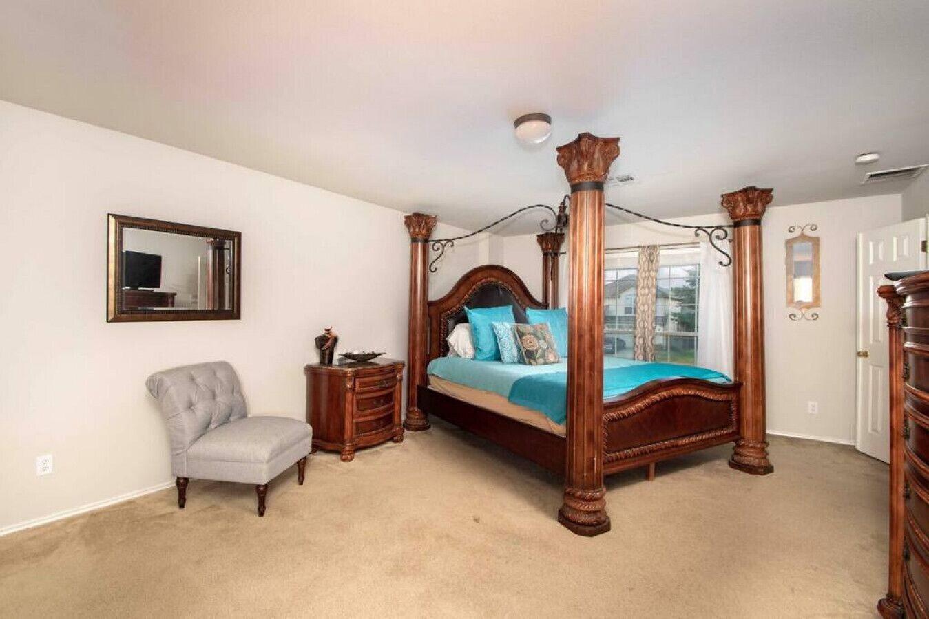 4 sovrum, skrivbord, strykjärn/strykbräda och resesäng