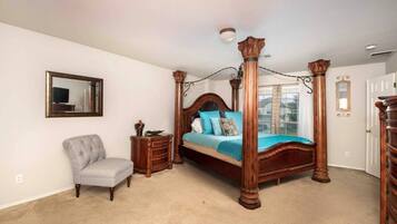 4 sovrum, skrivbord, strykjärn/strykbräda och resesäng