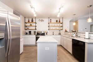 Køleskab, mikrobølgeovn, ovn, kogeplade