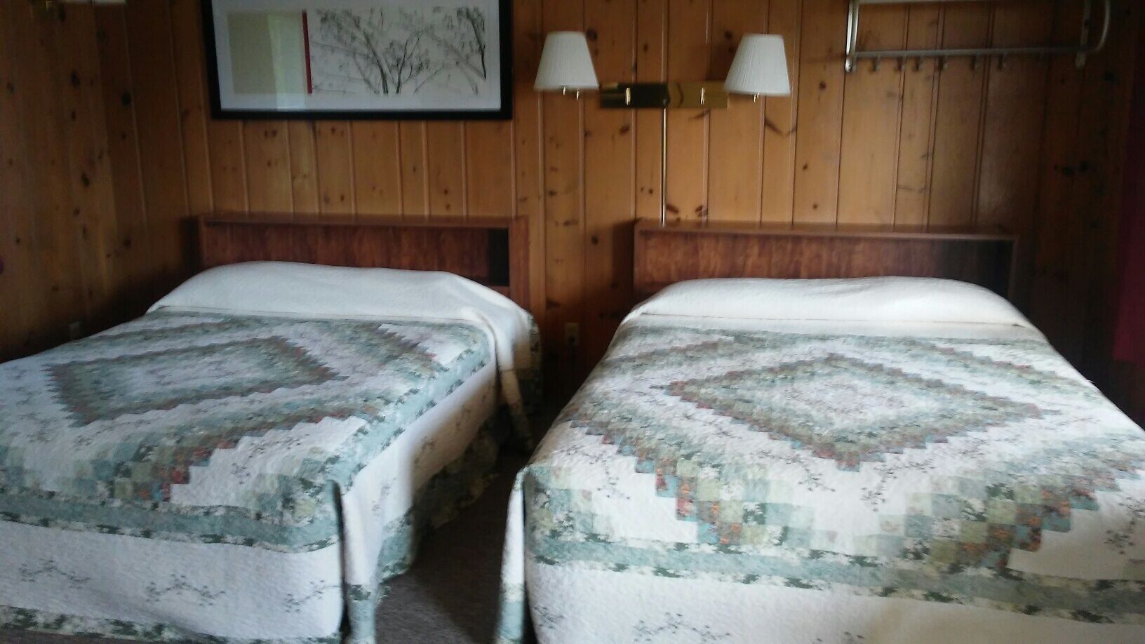 Kitchenette offering 2 Queen Beds at a mom and pop motel 1/2 mile to the bay ...