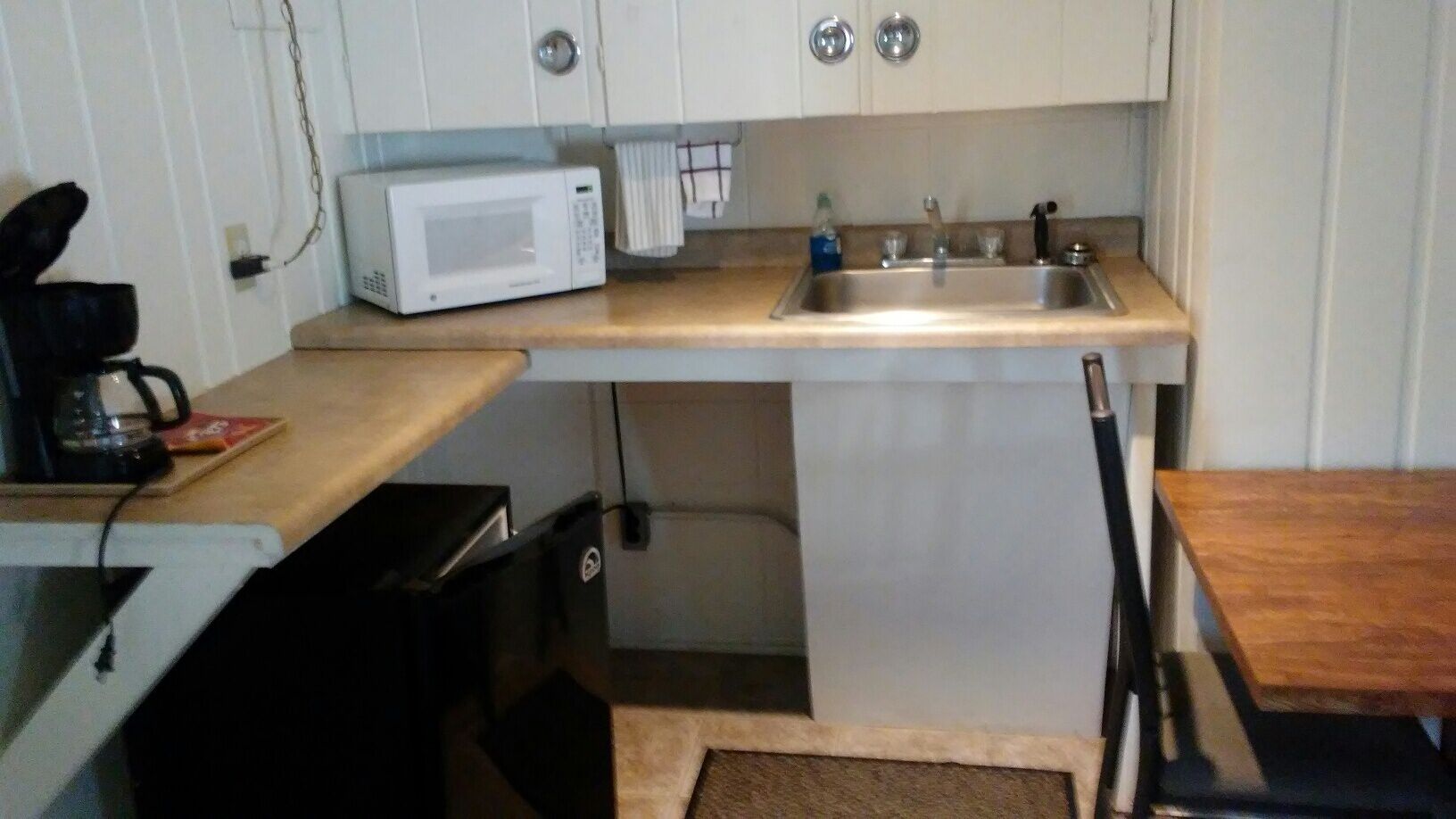 Kitchenette offering 2 Queen Beds at a mom and pop motel 1/2 mile to the bay ...