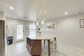 Interior - 2 Story 4 Bedroom Modern Home near Kalahari Resort (Round Rock)