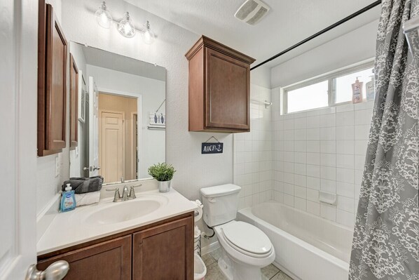 Hair dryer - 2 Story 4 Bedroom Modern Home near Kalahari Resort (Round Rock)