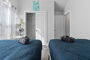 3 chambres, bureau, fer et planche à repasser, lit de bébé portatif