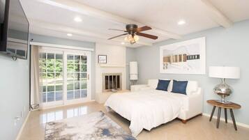 3 bedrooms, desk, iron/ironing board, travel crib