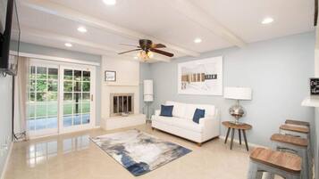 Televisión y chimenea