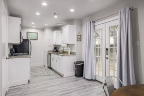 Fridge, microwave, oven, stovetop - Suburban Round Rock Home Where Cozy meets Comfort (Round Rock)