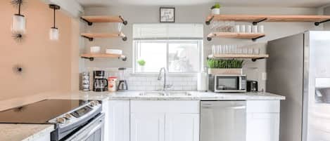 Refrigerador, microondas, horno y parrilla de estufa