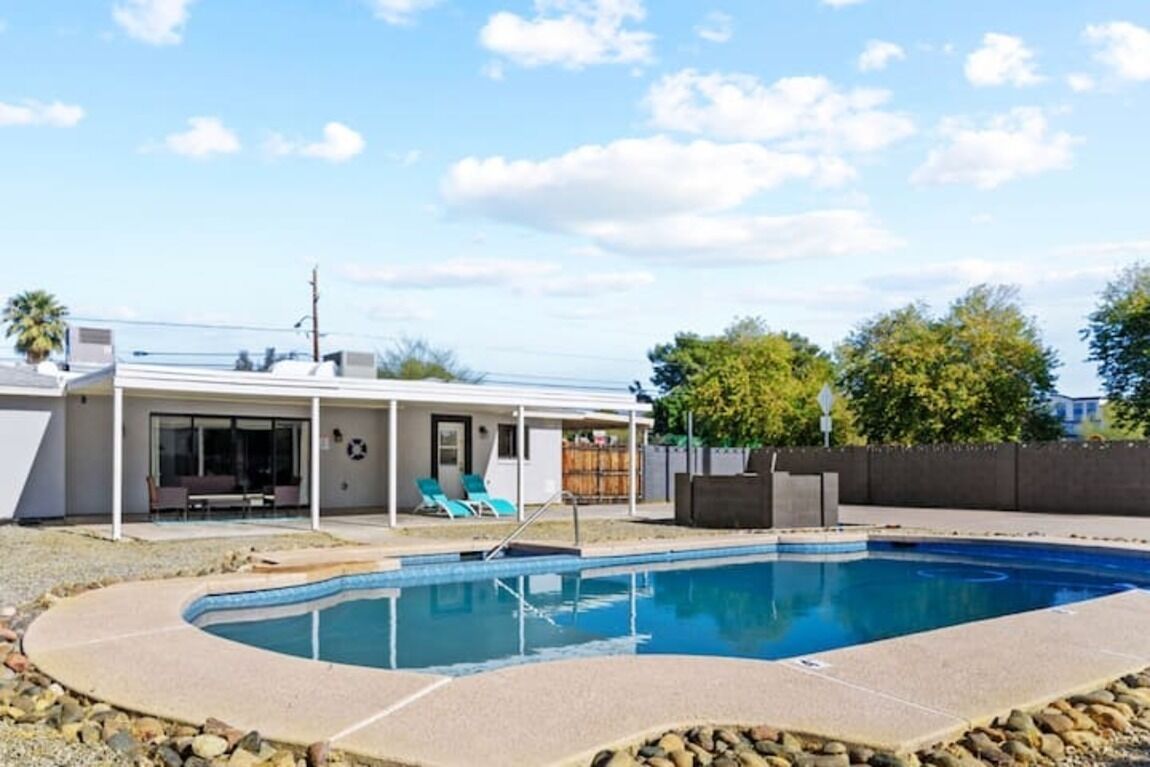 Biltmore 4-Bed Estate: Aquatic Plunge, Gaming Fun