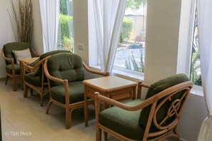 Coin salon dans le hall