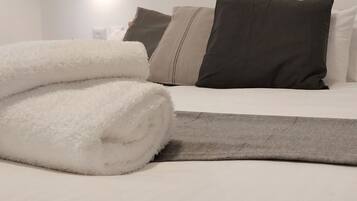 Een bureau, gratis wifi, beddengoed