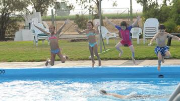 Hồ bơi ngoài trời phục vụ theo mùa, dù/ô trên bãi biển/hồ bơi