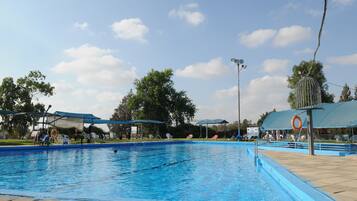 Piscina stagionale all'aperto, ombrelloni da piscina, lettini