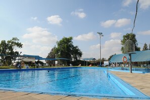 Una piscina al aire libre de temporada (de 10:00 a 18:00), sombrillas