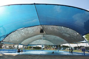 Piscine extérieure (ouverte en saison), parasols de plage