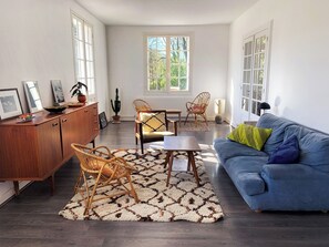 Fireplace, books - Seaside villa in Normandy, exceptional setting (Saint-Pierre-en-Port)