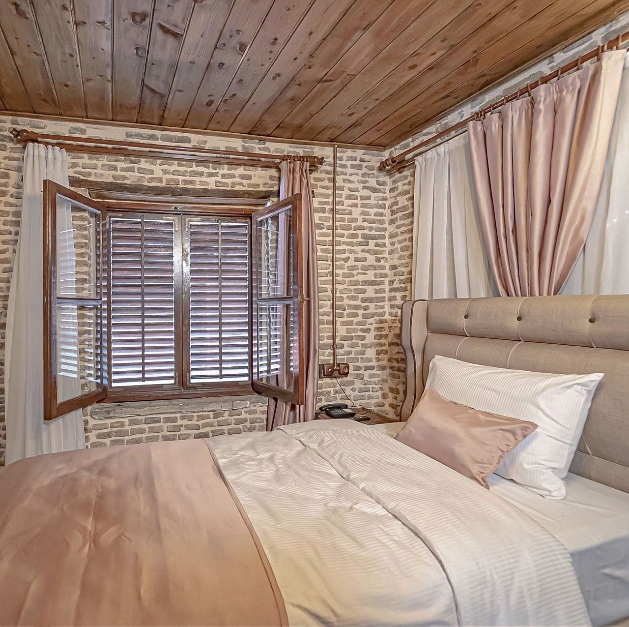 economy room | free wifi