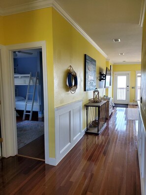 4 habitaciones, escritorio, tabla de planchar con plancha y wifi