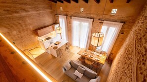 Un intérieur moderne comprenant une cuisine, un coin repas et un espace de vie.