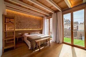 3 chambres, bureau, fer et planche à repasser, lit parapluie