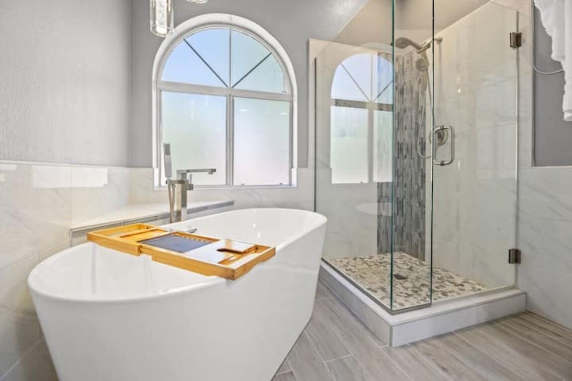 💙Stylish & Modern💙 4Bed-2Bath, Pool, Pet-Friendly, Central