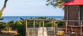 House ☆☆☆ in Landrellec, recent renovation, feet in the water.