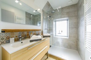 Bruser, hårtørrer, håndklæder, Toiletpapir