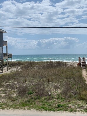 Una spiaggia nelle vicinanze, lettini da mare