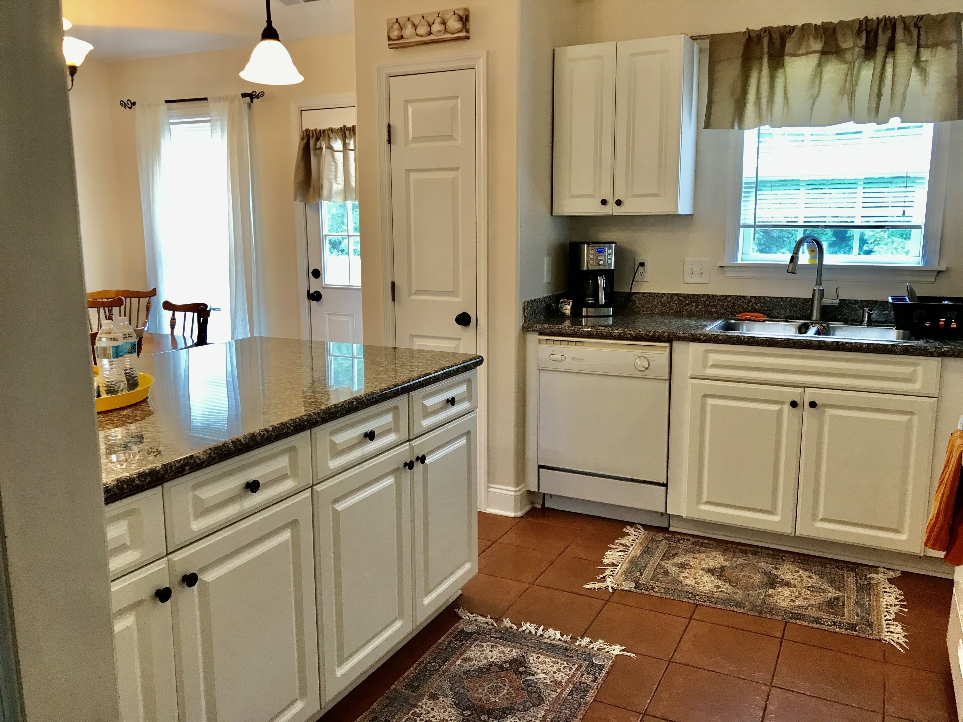 Spotless, comfortable and safe. Great location with excellent kitchen + backyard