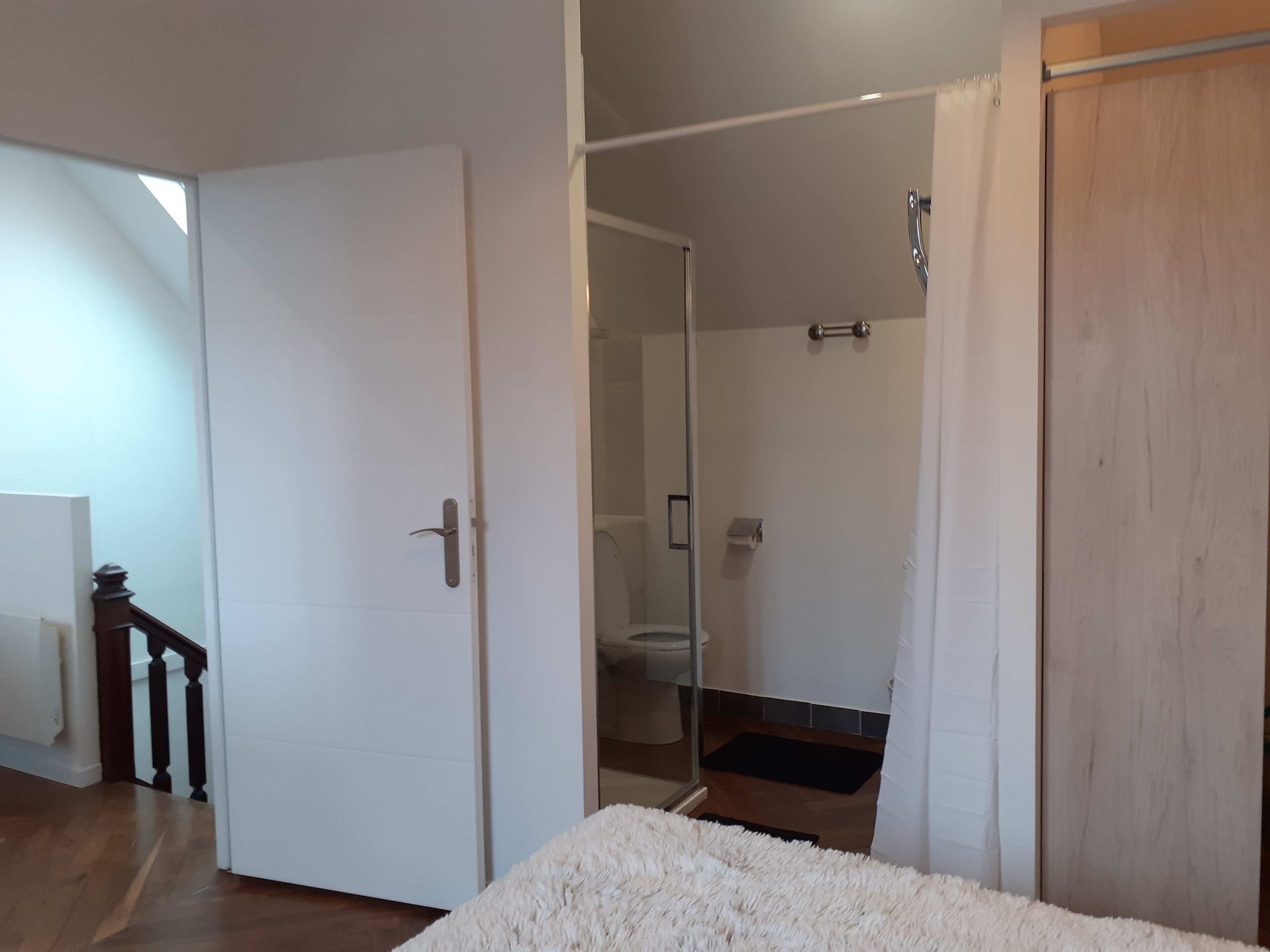 Douche, sèche-cheveux, savon, papier toilette