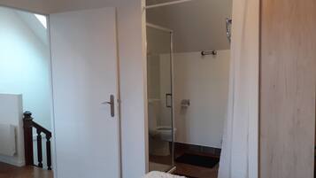 Douche, sĂšche-cheveux, savon, papier toilette