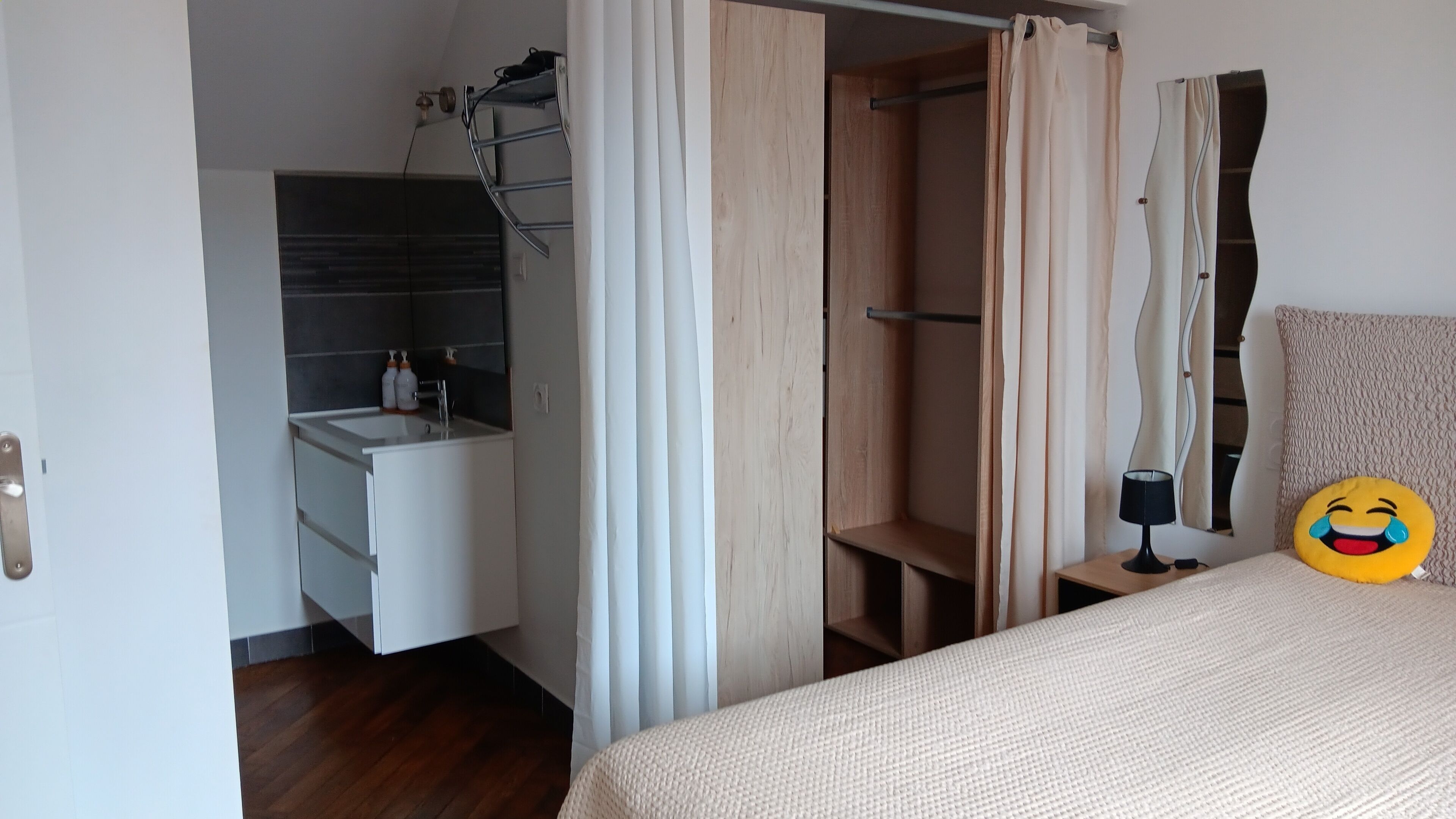 1 chambre, fer et planche à repasser, lit parapluie, Wi-Fi gratuit