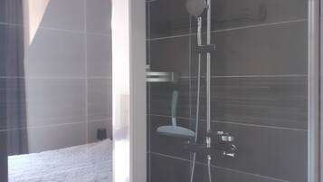 Regadera, secadora de cabello, jabón, papel de baño