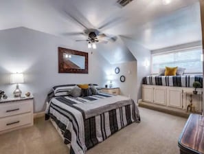 4 soverom, skrivebord, strykejern/-brett og reiseseng for barn