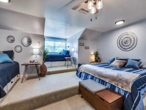 4 soverom, skrivebord, strykejern/-brett og reiseseng for barn