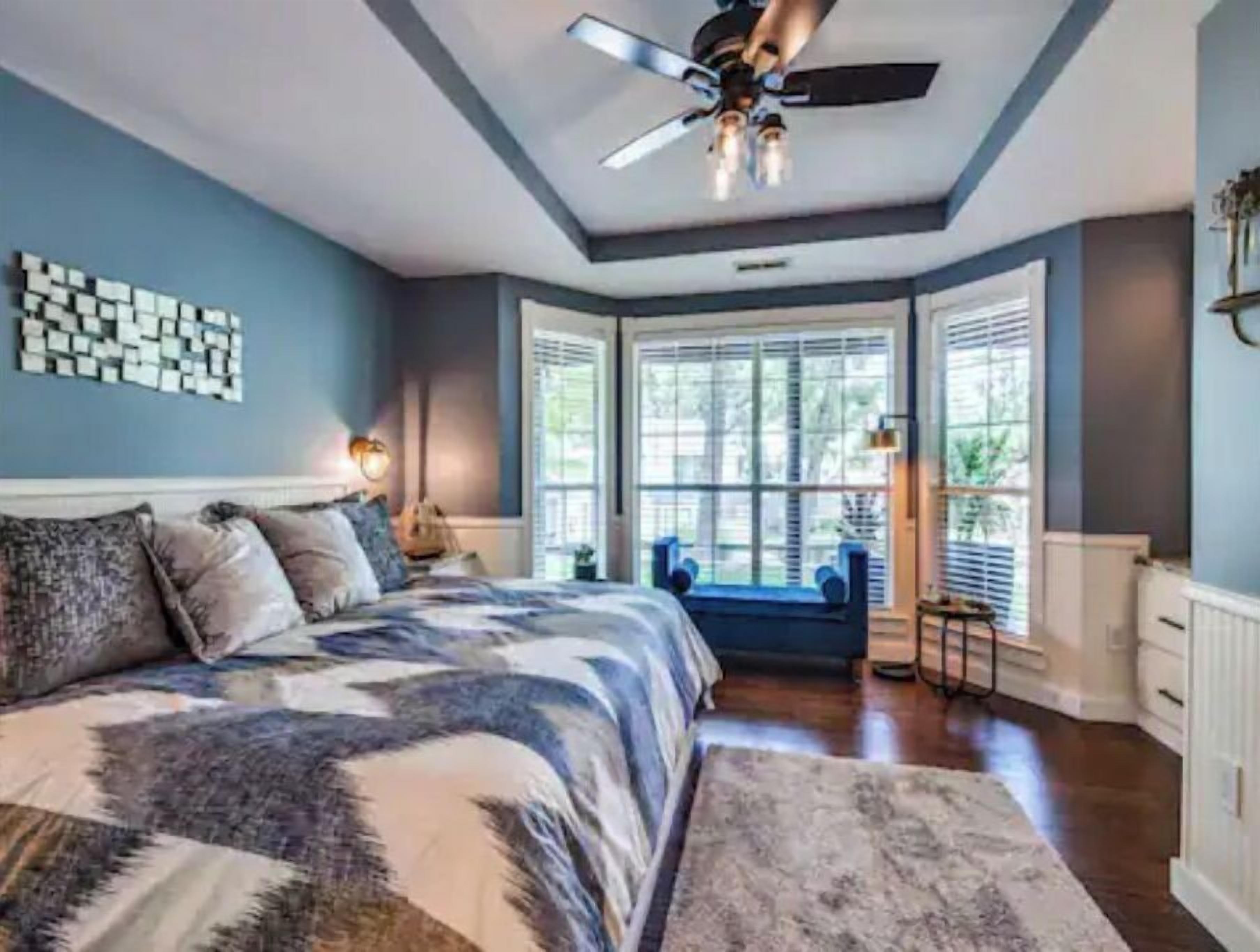 4 bedrooms, desk, iron/ironing board, travel cot