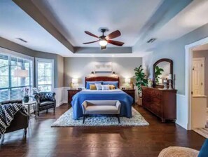 4 soverom, skrivebord, strykejern/-brett og reiseseng for barn