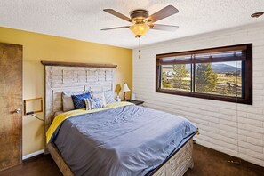 4 slaapkamers, een strijkplank/strijkijzer, reisbedje, wifi