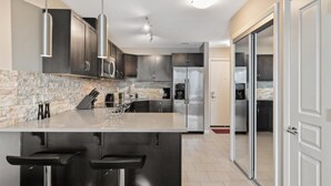 House - Modern DT Condo Balcony Parking Gym Hot Tub (Calgary)
