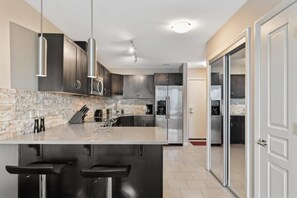 Apartment | 1 bedroom - Modern DT Condo Balcony Parking Gym Hot Tub (Calgary)