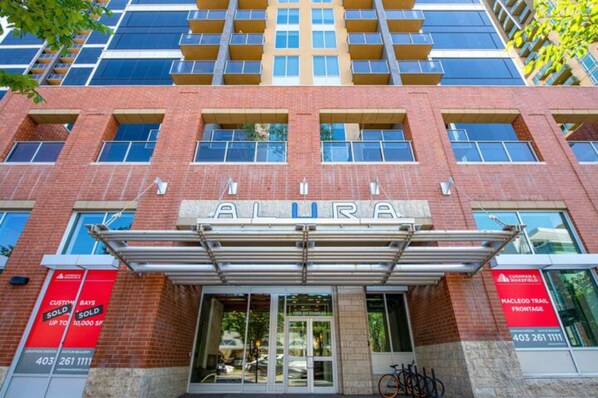 Apartment | 1 bedroom - Modern DT Condo Balcony Parking Gym Hot Tub (Calgary)