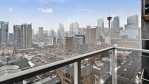 House - Modern DT Condo Balcony Parking Gym Hot Tub (Calgary)