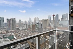 Apartment | 1 bedroom - Modern DT Condo Balcony Parking Gym Hot Tub (Calgary)