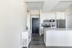 Apartment | 2 bedrooms, travel crib - Luxury Rideau Apartments 2bdp6nobalcony1queen2twin (Smiths Falls)